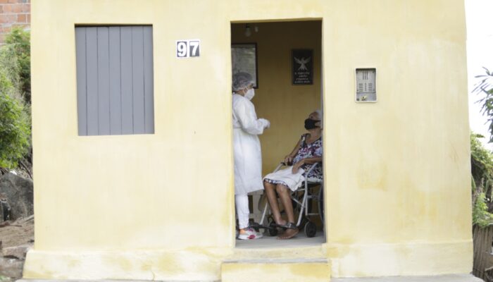 Em Limoeiro, mais idosos e trabalhadores de saúde começam a ser vacinados contra a Covid-19